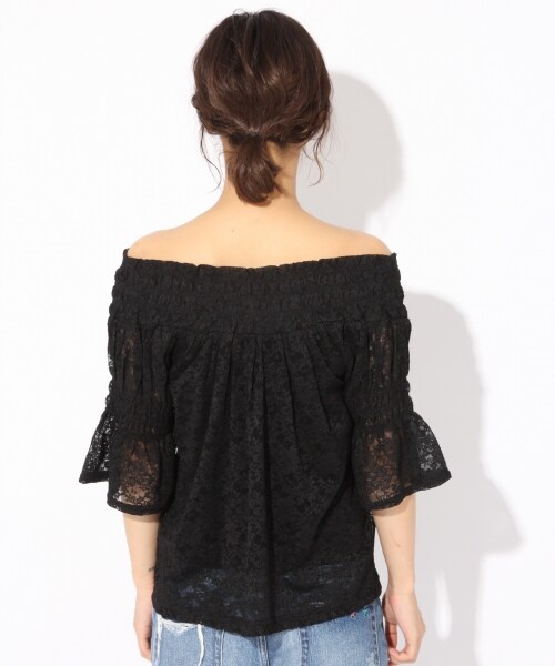 LOWRYS FARM（ローリーズファーム）の「★キャミソール付★オフショルレースプルオーバー（トップス・オフ/ブラック/イエロー/ブルー）」の7枚目の写真