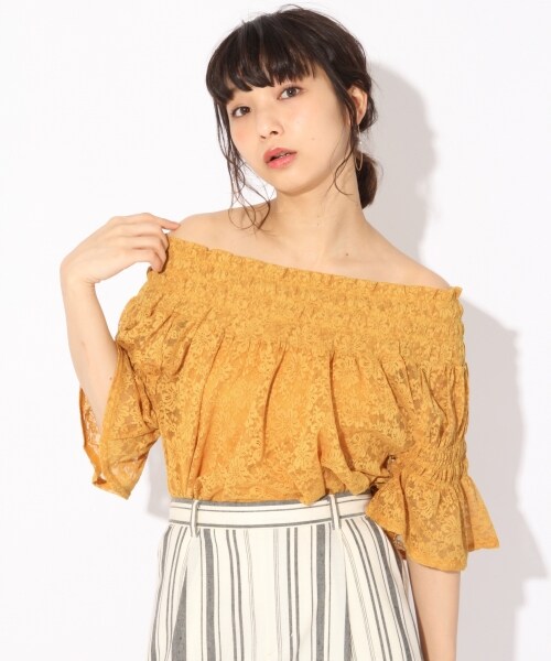 LOWRYS FARM（ローリーズファーム）の「★キャミソール付★オフショルレースプルオーバー（トップス・オフ/ブラック/イエロー/ブルー）」の3枚目の写真