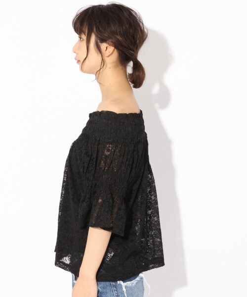 LOWRYS FARM（ローリーズファーム）の「★キャミソール付★オフショルレースプルオーバー（トップス・オフ/ブラック/イエロー/ブルー）」の6枚目の写真