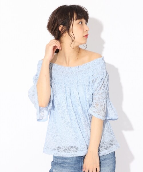 LOWRYS FARM（ローリーズファーム）の「★キャミソール付★オフショルレースプルオーバー（トップス・オフ/ブラック/イエロー/ブルー）」の4枚目の写真