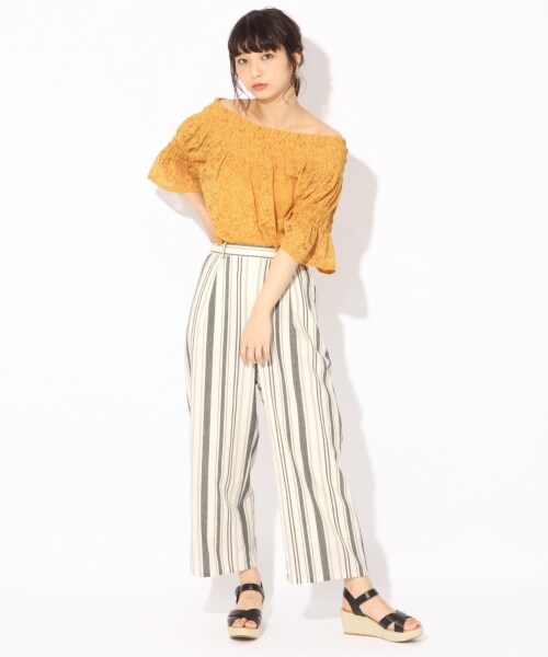 LOWRYS FARM（ローリーズファーム）の「★キャミソール付★オフショルレースプルオーバー（トップス・オフ/ブラック/イエロー/ブルー）」の5枚目の写真