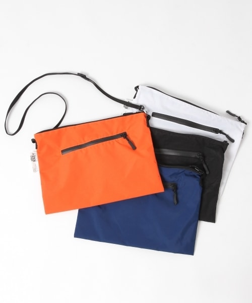 GLOBAL WORK（グローバルワーク）の「ナイロンカラーサコッシュ（バッグ・ホワイト/ブラック/オレンジ/ネイビー）」の3枚目の写真