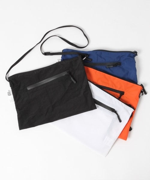 GLOBAL WORK（グローバルワーク）の「ナイロンカラーサコッシュ（バッグ・ホワイト/ブラック/オレンジ/ネイビー）」の2枚目の写真