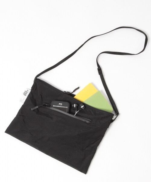 GLOBAL WORK（グローバルワーク）の「ナイロンカラーサコッシュ（バッグ・ホワイト/ブラック/オレンジ/ネイビー）」の13枚目の写真
