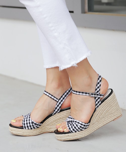 DHOLIC（ディーホリック）の「2TYPEツイストストラップウェッジソールサンダル（サンダル・レディース・225/230/235/240/245/250）」の4枚目の写真