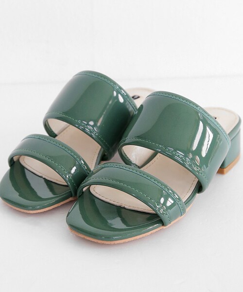 DHOLIC（ディーホリック）の「エナメル調ダブルストラップミュール（サンダル・レディース・225/230/235/240/245/250）」の4枚目の写真