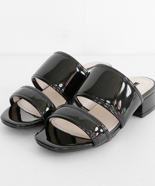 DHOLIC（ディーホリック）の「エナメル調ダブルストラップミュール（サンダル・レディース・225/230/235/240/245/250）」の2枚目の写真