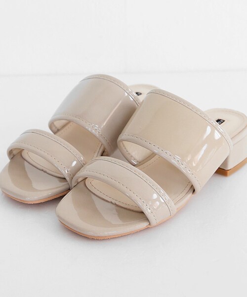 DHOLIC（ディーホリック）の「エナメル調ダブルストラップミュール（サンダル・レディース・225/230/235/240/245/250）」の3枚目の写真