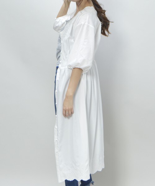 archives（アルシーヴ）の「デシンスカラ刺繍シャツワンピース（シャツワンピース・レディース・オフホワイト/カーキ/ネイビー・MEDIUM）」の4枚目の写真