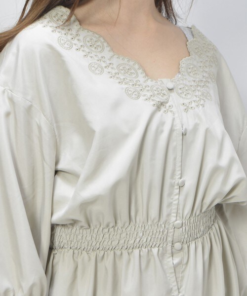 archives（アルシーヴ）の「デシンスカラ刺繍シャツワンピース（シャツワンピース・レディース・オフホワイト/カーキ/ネイビー・MEDIUM）」の8枚目の写真