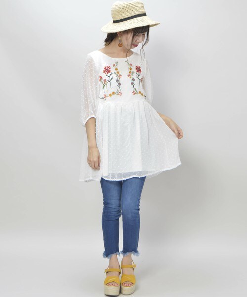 archives（アルシーヴ）の「エステルドビー刺繍チュニック（ワンピース・レディース・オフホワイト/ブラック/ピンク・MEDIUM）」の8枚目の写真