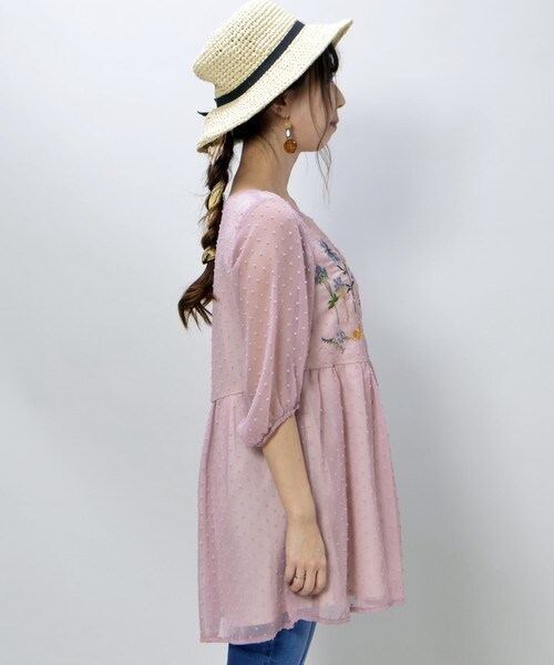 archives（アルシーヴ）の「エステルドビー刺繍チュニック（ワンピース・レディース・オフホワイト/ブラック/ピンク・MEDIUM）」の4枚目の写真