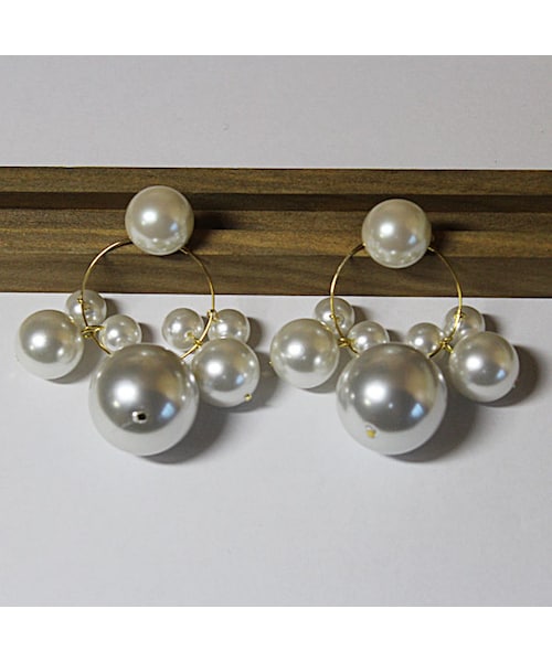 CHOUCHOU（チュチュ）の「大ぶりパールフープピアス/イヤリング（ピアス（両耳用）・レディース・ホワイト・Free）」の2枚目の写真