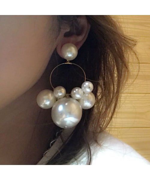 CHOUCHOU（チュチュ）の「大ぶりパールフープピアス/イヤリング（ピアス（両耳用）・レディース・ホワイト・Free）」の3枚目の写真