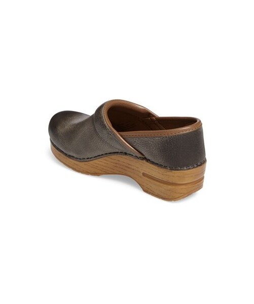 dansko（ダンスコ）の「Women's Dansko Distressed Professional Clog（サンダル・レディース・Brown・5.5-6US / 36EU M/6.5-7US / 37EU M/7.5-8US / 38EU M/8.5-9US / 39EU M/9.5-10US / 40EU M/10.5-11US / 41EU M/11.5-12US / 42EU M）」の2枚目の写真