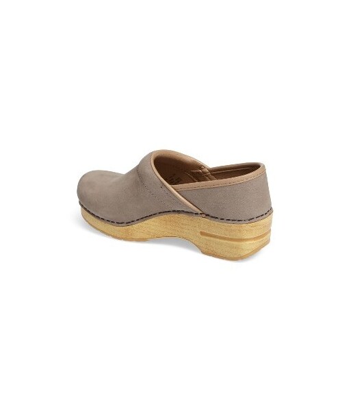 dansko（ダンスコ）の「Women's Dansko Distressed Professional Clog（サンダル・レディース・Brown・5.5-6US / 36EU M/6.5-7US / 37EU M/7.5-8US / 38EU M/8.5-9US / 39EU M/9.5-10US / 40EU M/10.5-11US / 41EU M/11.5-12US / 42EU M）」の3枚目の写真