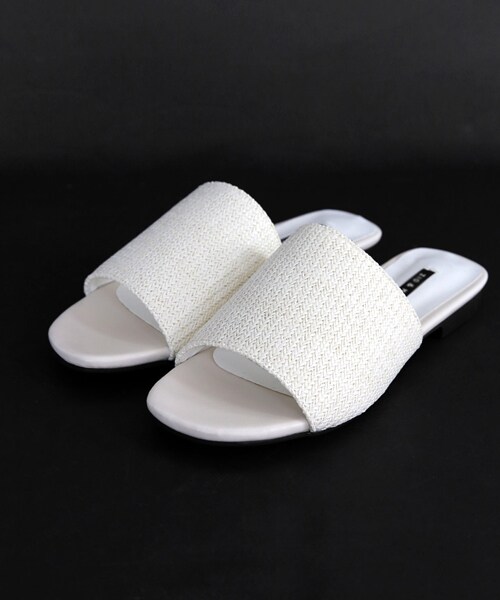 DHOLIC（ディーホリック）の「レザーテイストフラットスライドサンダル（サンダル・レディース・230/235/240/245/250）」の2枚目の写真