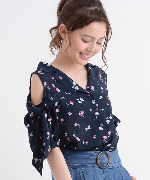 MAJESTIC LEGON(マジェスティックレゴン)の「オープンショルダーリボンブラウス(トップス・レディース・ピンク/アイボリー柄/ネイビー柄・M)」の2枚目の写真