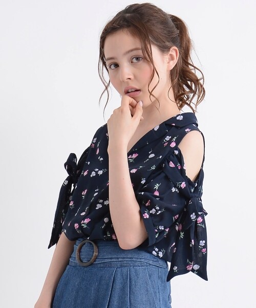 MAJESTIC LEGON(マジェスティックレゴン)の「オープンショルダーリボンブラウス(トップス・レディース・ピンク/アイボリー柄/ネイビー柄・M)」の15枚目の写真