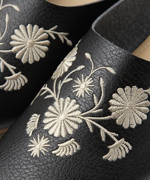 studio CLIP(スタディオクリップ)の「お花刺繍バブーシュ(シューズ・ブラック/ベージュ)」の10枚目の写真