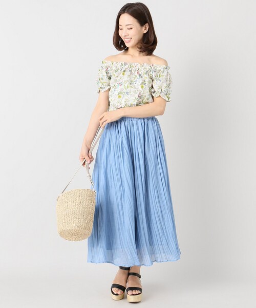 B.C STOCK(ベーセーストック)の「コバナプリントオフショルブラウス【手洗い可】(トップス・ブラック/フリー/在庫あり)」の4枚目の写真