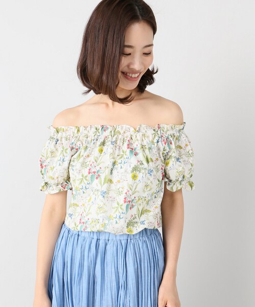 B.C STOCK(ベーセーストック)の「コバナプリントオフショルブラウス【手洗い可】(トップス・ブラック/フリー/在庫あり)」の2枚目の写真