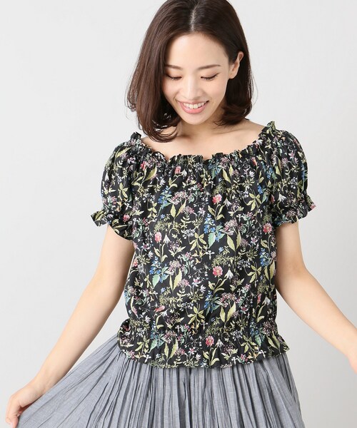 B.C STOCK(ベーセーストック)の「コバナプリントオフショルブラウス【手洗い可】(トップス・ブラック/フリー/在庫あり)」の1枚目の写真