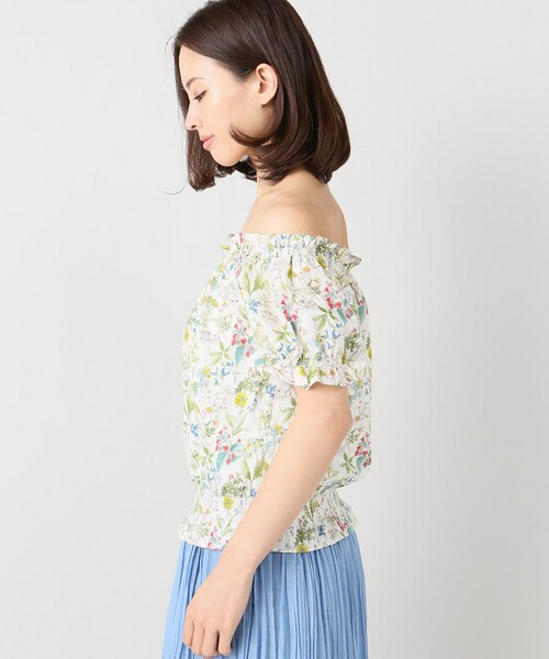 B.C STOCK(ベーセーストック)の「コバナプリントオフショルブラウス【手洗い可】(トップス・ブラック/フリー/在庫あり)」の6枚目の写真