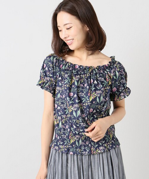 B.C STOCK(ベーセーストック)の「コバナプリントオフショルブラウス【手洗い可】(トップス・ブラック/フリー/在庫あり)」の3枚目の写真