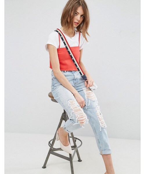 asos（エイソス）の「ASOS ORIGINAL MOM Jeans in Missouri Light Stonewash with Rips and Busts（デニムパンツ・レディース・Blue・W25 L32/W30 L34/W32 L34/W26 L34/W34 L30/W24 L34/W30 L30/W36 L32/W28 L30/W34 L32/W24 L32/W28 L34/W36 L30/W24 L30/W28 L32/W34 L34/W26 L30/W32 L32/W25 L34/W32 L30/W25 L30/W30 L32/W36 L34）」の2枚目の写真