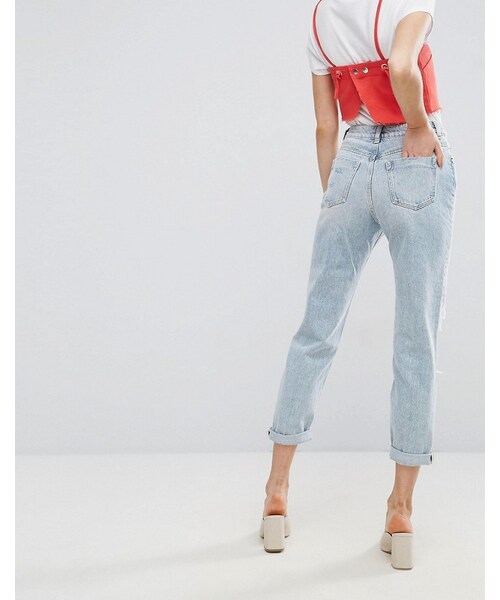 asos（エイソス）の「ASOS ORIGINAL MOM Jeans in Missouri Light Stonewash with Rips and Busts（デニムパンツ・レディース・Blue・W25 L32/W30 L34/W32 L34/W26 L34/W34 L30/W24 L34/W30 L30/W36 L32/W28 L30/W34 L32/W24 L32/W28 L34/W36 L30/W24 L30/W28 L32/W34 L34/W26 L30/W32 L32/W25 L34/W32 L30/W25 L30/W30 L32/W36 L34）」の4枚目の写真