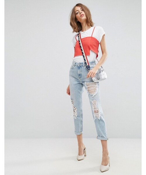 asos（エイソス）の「ASOS ORIGINAL MOM Jeans in Missouri Light Stonewash with Rips and Busts（デニムパンツ・レディース・Blue・W25 L32/W30 L34/W32 L34/W26 L34/W34 L30/W24 L34/W30 L30/W36 L32/W28 L30/W34 L32/W24 L32/W28 L34/W36 L30/W24 L30/W28 L32/W34 L34/W26 L30/W32 L32/W25 L34/W32 L30/W25 L30/W30 L32/W36 L34）」の3枚目の写真