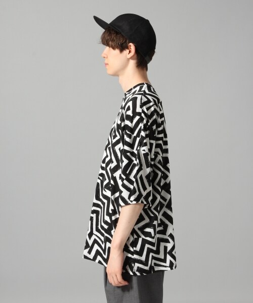 HARE(ハレ)の「キカガクガラカットソー(トップス・オフホワイト/ベージュ/ブルー)」の10枚目の写真