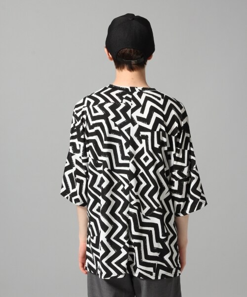 HARE(ハレ)の「キカガクガラカットソー(トップス・オフホワイト/ベージュ/ブルー)」の11枚目の写真