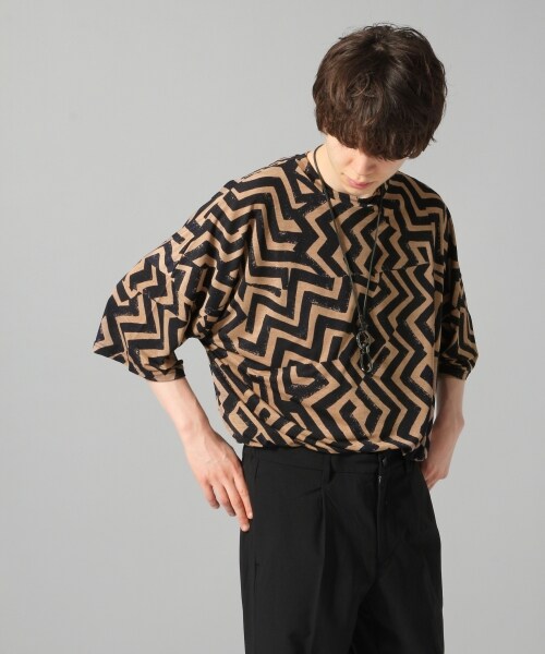 HARE(ハレ)の「キカガクガラカットソー(トップス・オフホワイト/ベージュ/ブルー)」の2枚目の写真