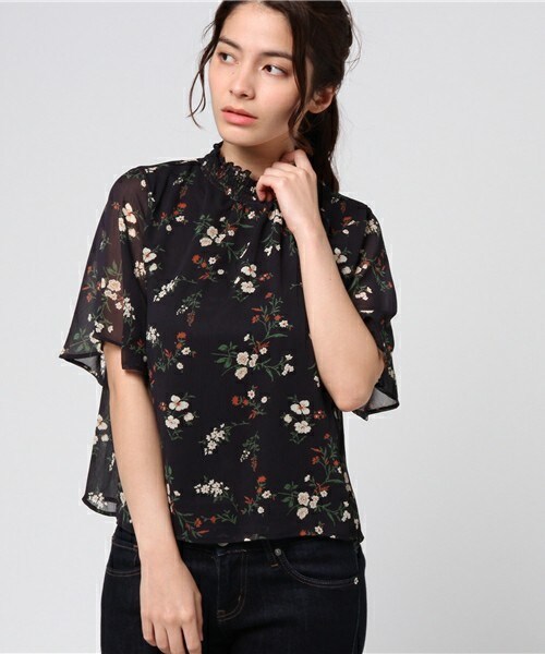 archives（アルシーヴ）の「衿シャーリング花柄ブラウス（シャツ/ブラウス・レディース・ブラック/ベージュ/ネイビー・MEDIUM）」の3枚目の写真