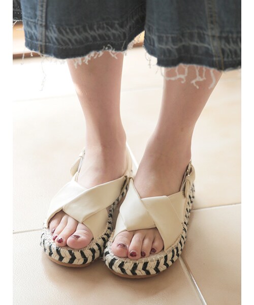 KORMARCH(コマチ)の「ツイストポイントスリングバックフラットサンダル(サンダル・レディース・22.5cm,23cm,23.5cm,24cm,24.5cm,25cm)」の1枚目の写真