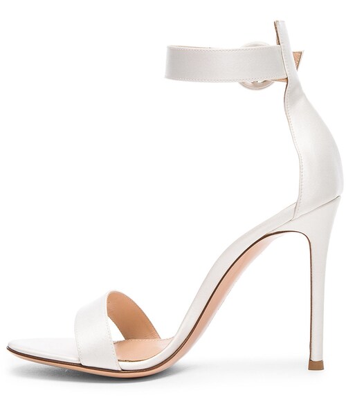 Gianvito Rossi(ジャンヴィトロッシ)の「Gianvito Rossi Satin Portofino Heels(サンダル・レディース・Off White・36)」の3枚目の写真