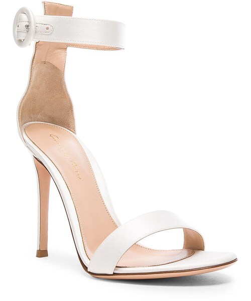 Gianvito Rossi(ジャンヴィトロッシ)の「Gianvito Rossi Satin Portofino Heels(サンダル・レディース・Off White・36)」の2枚目の写真