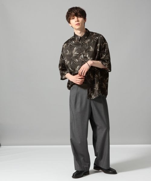 HARE（ハレ）の「ボタニカルBIGシャツ（トップス・オフホワイト/ブラック/ベージュ）」の4枚目の写真