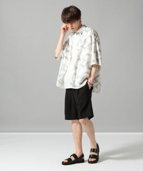 HARE（ハレ）の「ボタニカルBIGシャツ（トップス・オフホワイト/ブラック/ベージュ）」の6枚目の写真