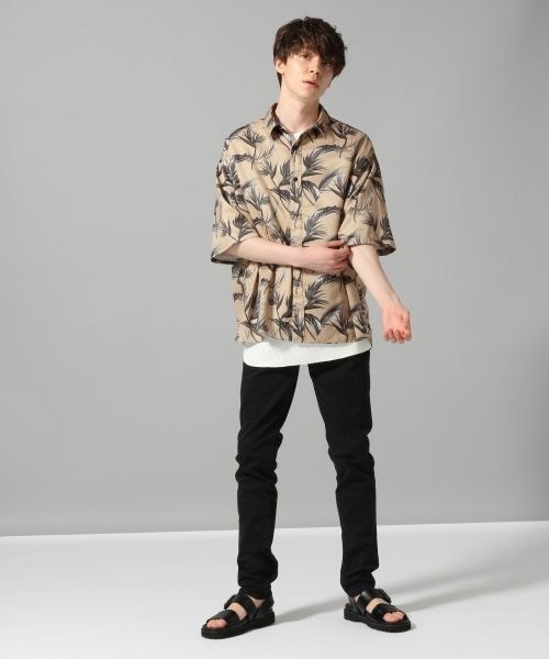 HARE（ハレ）の「ボタニカルBIGシャツ（トップス・オフホワイト/ブラック/ベージュ）」の5枚目の写真