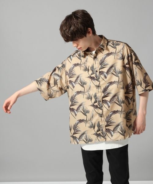 HARE（ハレ）の「ボタニカルBIGシャツ（トップス・オフホワイト/ブラック/ベージュ）」の3枚目の写真