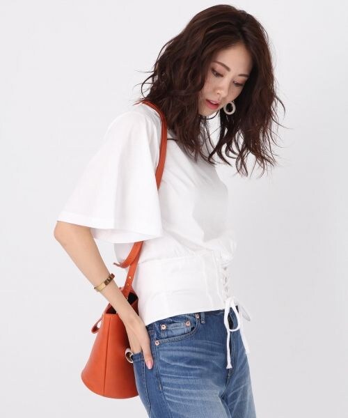 Andemiu(アンデミュウ)の「コルセットTシャツ(トップス・オフホワイト/ブラック)」の1枚目の写真