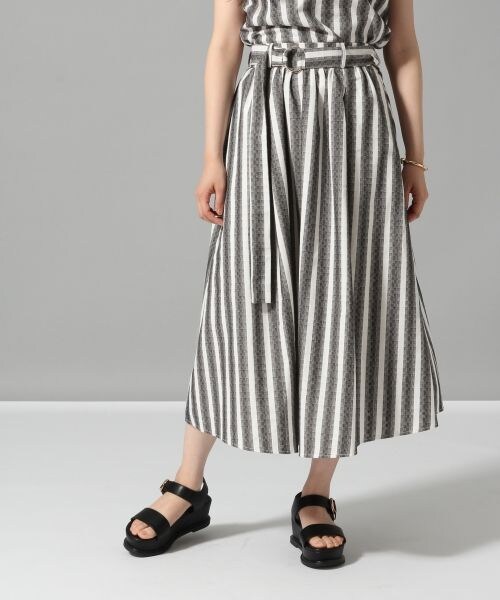 HARE（ハレ）の「ストライプノースリーブプルオーバー×ミモレスカート（ワンピース/ドレス・ブラック/ライトブルー）」の7枚目の写真