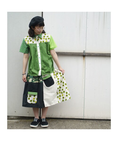 NIRAME.CO(ニラメッコ)の「お手伝いスカート ~迷彩×緑ドット~(スカート・レディース・その他)」の1枚目の写真