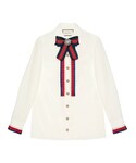 Gucci のロゴ柄カット刺繍リボン付きシャツ Gucci のロゴ柄カット刺繍リボン付きシャツ Gucci のロゴ柄カット刺繍
