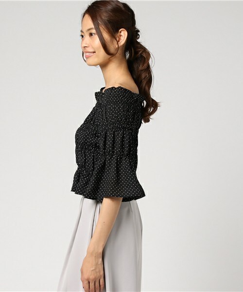 archives（アルシーヴ）の「シャーリングオフショルブラウス（シャツ/ブラウス・レディース・オフホワイト/ブラック・MEDIUM）」の4枚目の写真