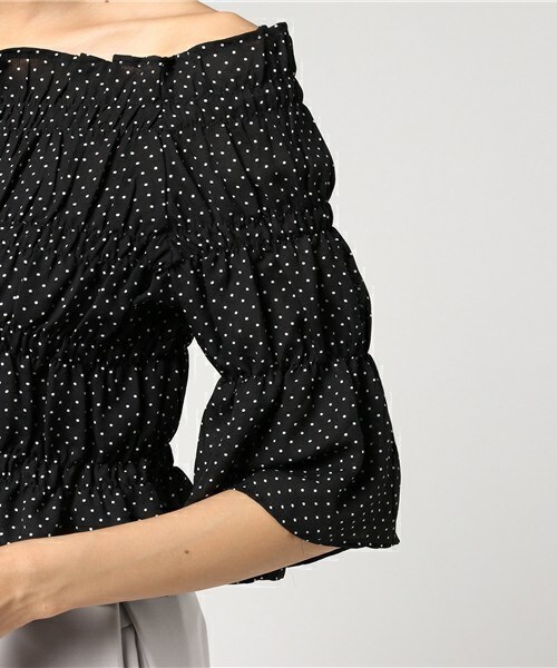 archives（アルシーヴ）の「シャーリングオフショルブラウス（シャツ/ブラウス・レディース・オフホワイト/ブラック・MEDIUM）」の7枚目の写真