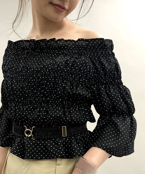 archives（アルシーヴ）の「シャーリングオフショルブラウス（シャツ/ブラウス・レディース・オフホワイト/ブラック・MEDIUM）」の2枚目の写真